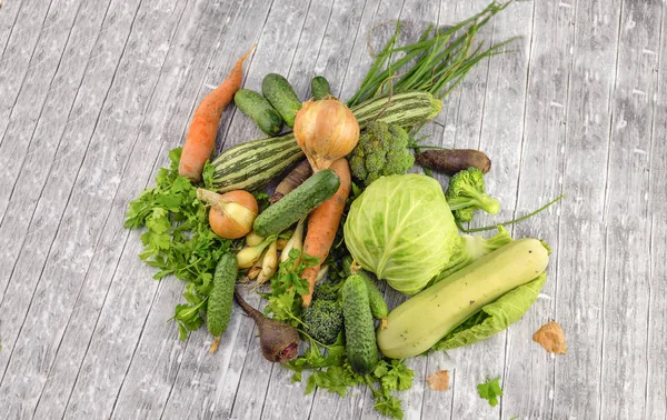 Verschiedenes frisches grünes Gemüse — Stockfoto