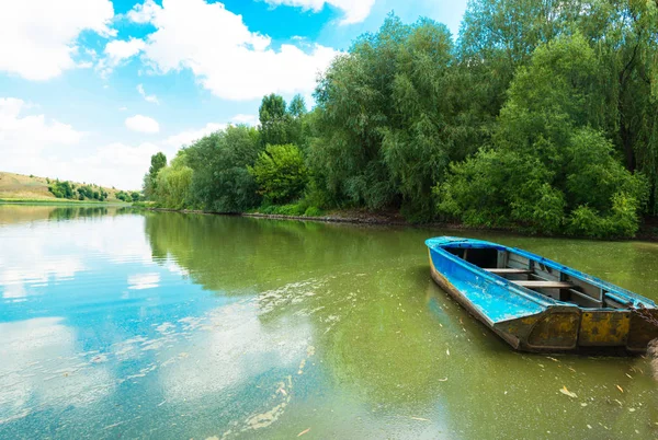 Bateau mouillé près du rivage — Photo