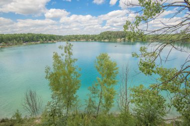 Bir ormanla göl temiz turkuaz su 