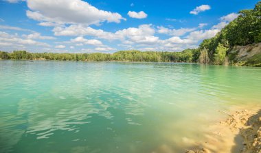 Panorama - göl açık turkuaz su ile 
