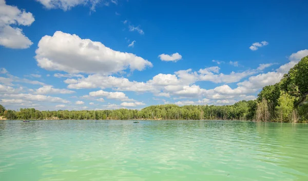 Lac dans une forêt avec de l'eau turquoise claire — Photo