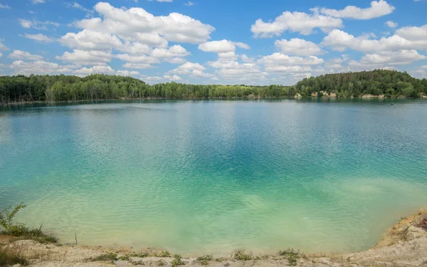 Panorama - lac à l'eau turquoise claire — Photo