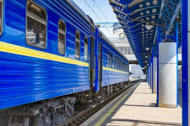 Mavi tren araba istasyonunda 
