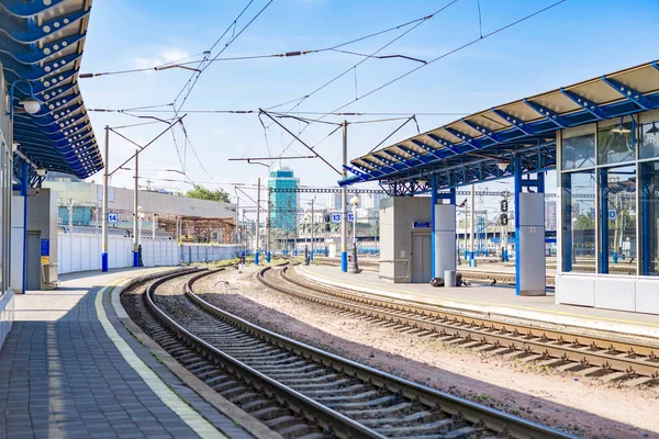 Платформы на железнодорожном вокзале — стоковое фото