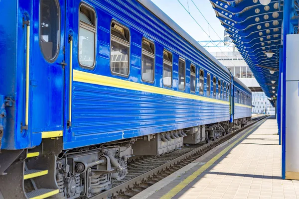 Синие вагоны на вокзале — стоковое фото