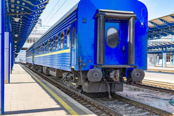 Синие вагоны на вокзале — стоковое фото