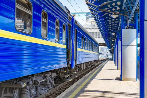 Los vagones azules en la estación —  Fotos de Stock