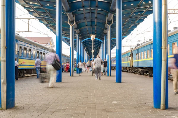 Gran número de personas en la estación de tren —  Fotos de Stock