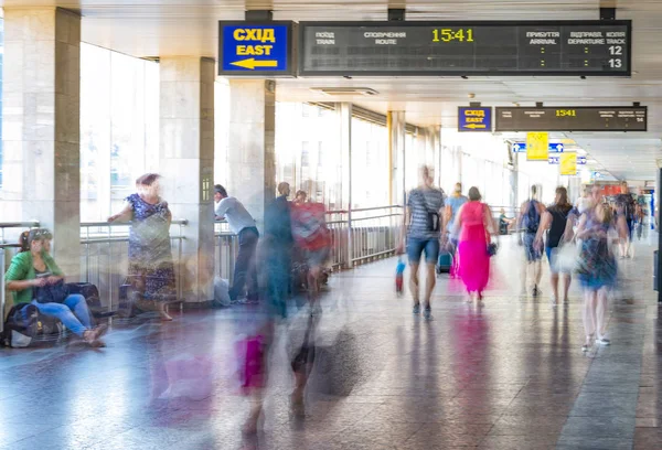 Grand nombre de personnes à la gare — Photo