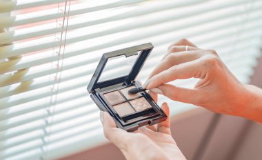 Makyaj kümesi kullanma işlemi 