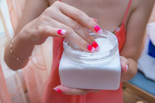 The process of applying a white cream — Stock Photo, Image