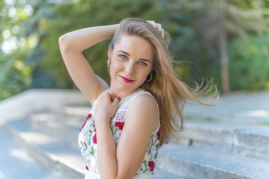  güzel kız kameraya poz 