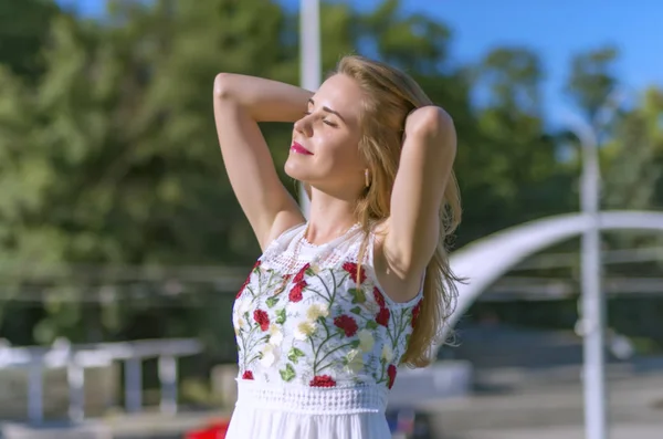 Beautiful girl enjoys sunlight — Stock Photo, Image