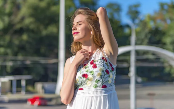 Belle fille aime la lumière du soleil — Photo