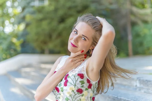 Mooi meisje poseren op de camera — Stockfoto