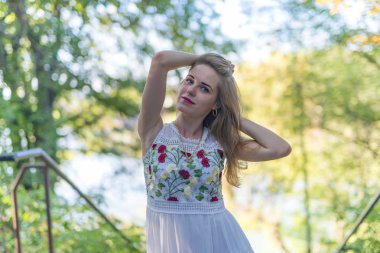 güzel kız model poz için bir evrak çantası