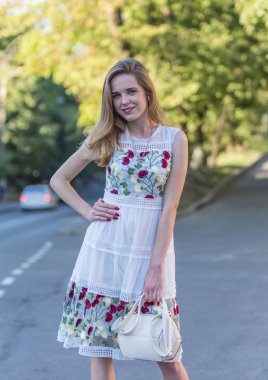 Sokağın ortasında poz güzel kız 