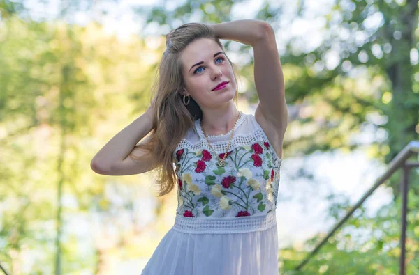 güzel kız model poz için bir evrak çantası 