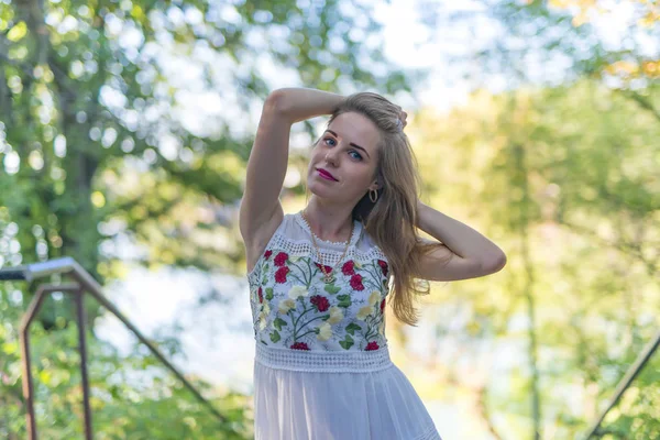 güzel kız model poz için bir evrak çantası