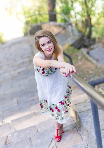 Menina bonita bonito com um sorriso — Fotografia de Stock