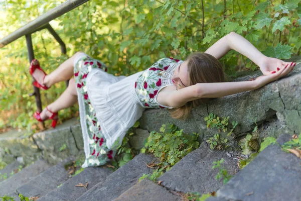 Mooi meisje model ligt op de steen stappen — Stockfoto