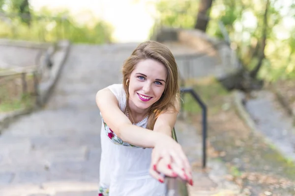 Bella ragazza carina con un sorriso — Foto Stock