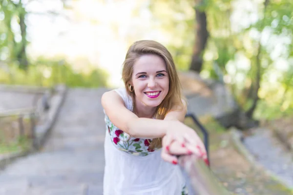 Bella ragazza carina con un sorriso — Foto Stock