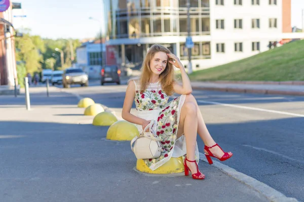 Het meisje probeert te stoppen met de auto — Stockfoto