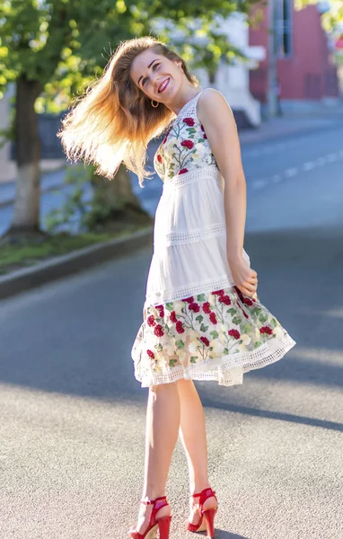 Schönes Mädchen posiert auf der Straße — Stockfoto