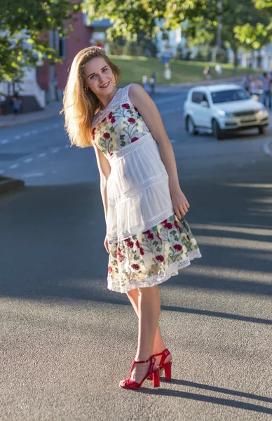 Mooi meisje poseren in de straat — Stockfoto