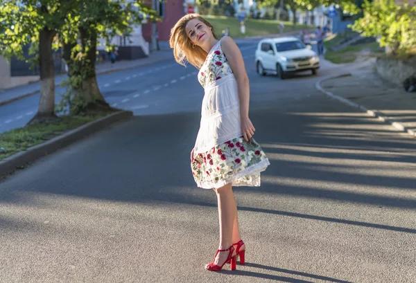 Vacker flicka poserar i gatan — Stockfoto