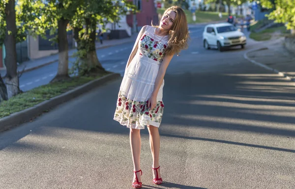 Vacker flicka poserar i gatan — Stockfoto
