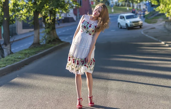 Mooi meisje poseren in de straat — Stockfoto