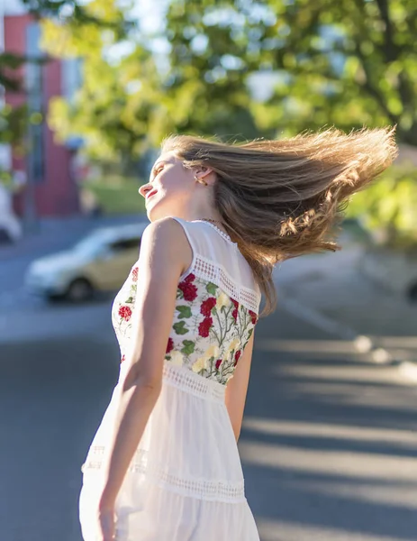 Gyönyörű lány pózol az utcán — Stock Fotó