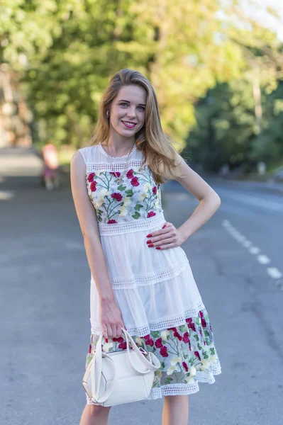 Mooi meisje poseren in de straat — Stockfoto