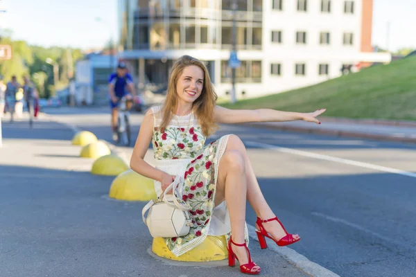 Flickan försöker stoppa bilen — Stockfoto