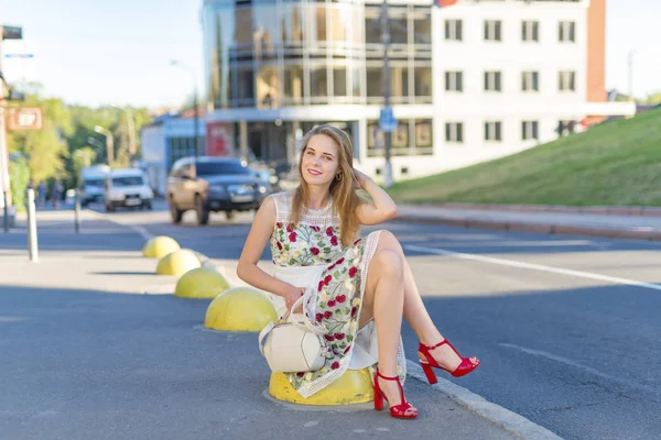 Flickan försöker stoppa bilen — Stockfoto