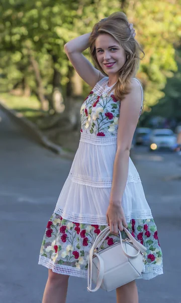 Sokağın ortasında poz güzel kız 