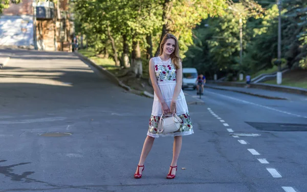 Beautiful girl posing in the street — Stock Photo, Image