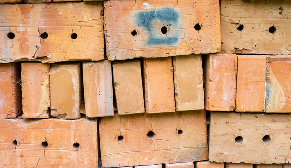 Cegły z gliny składa się na palecie — Zdjęcie stockowe