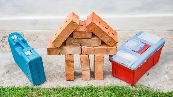 Briques et valises avec outils — Photo