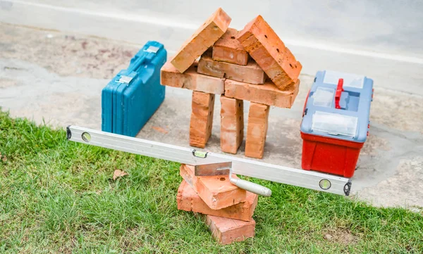 Ladrillos y maletas con herramientas — Foto de Stock