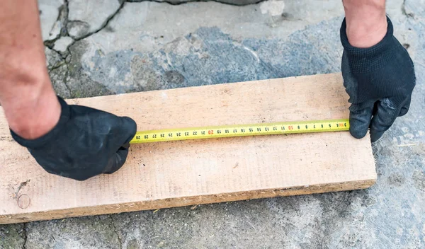 Proces měření délky dřevěný hranol — Stock fotografie