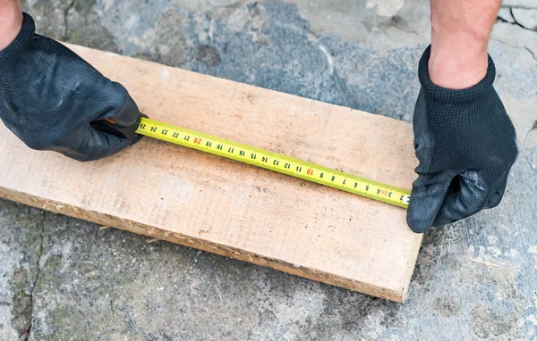 木製の梁の長さを計測するプロセス — ストック写真