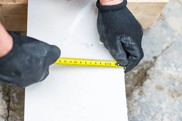 The process of measuring the length of a sheet of drywall — Stock Photo, Image