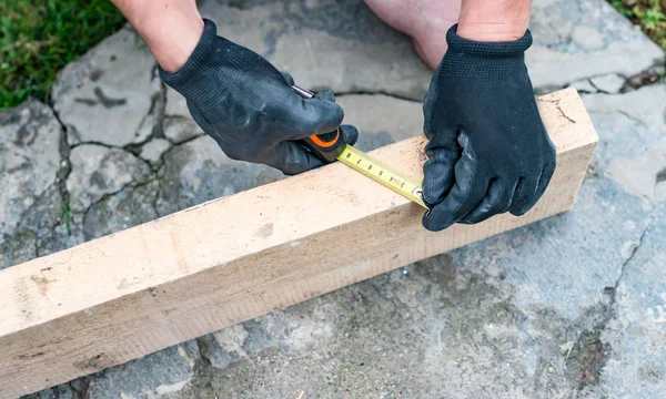 O processo de medição do comprimento de um feixe de madeira — Fotografia de Stock