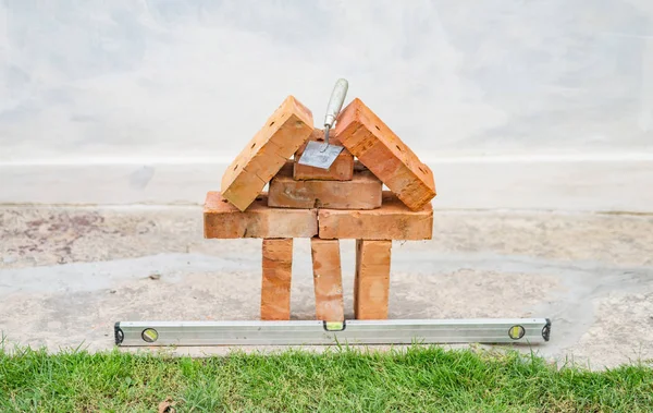 Casa in mattoni in miniatura e utensili da costruzione — Foto Stock