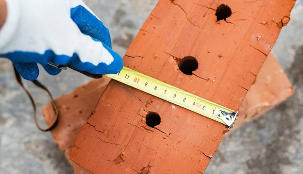 The process of measuring the size of the brick — Stock Photo, Image