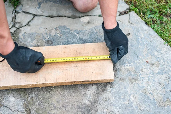 Le processus de mesure de la longueur d'une poutre en bois — Photo