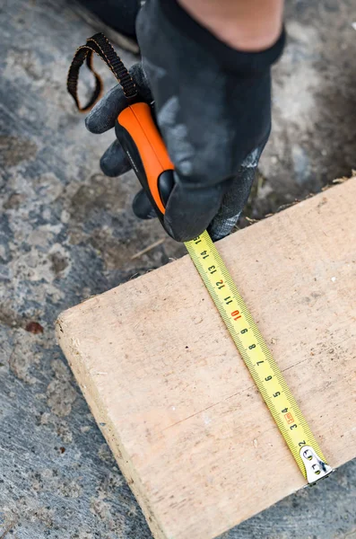 El proceso de medición de la longitud de una viga de madera — Foto de Stock